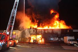brandend bedrijfspand